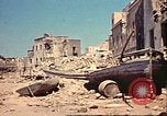 Immagine di Danneggiato le barche e gli edifici sulla costa nella seconda guerra mondiale Il Nord Africa, 1942, secondo 47 filmato di repertorio 65675065261