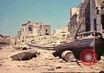 Immagine di Danneggiato le barche e gli edifici sulla costa nella seconda guerra mondiale Il Nord Africa, 1942, secondo 49 filmato di repertorio 65675065261