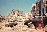 Immagine di Danneggiato le barche e gli edifici sulla costa nella seconda guerra mondiale Il Nord Africa, 1942, secondo 50 filmato di repertorio 65675065261