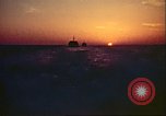 Immagine di La vista del tramonto dalla poppa della nave da guerra britannica Casablanca in Marocco, 1943, secondo 15 filmato di repertorio 65675065275
