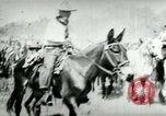 Standbild Armee Maultiere tragen Munition Kuba, 1898, aus Sekunde 10 historischem Filmmaterial Videoclip 65675065296