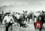 Standbild Armee Maultiere tragen Munition Kuba, 1898, aus Sekunde 12 historischem Filmmaterial Videoclip 65675065296