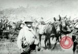 Standbild Armee Maultiere tragen Munition Kuba, 1898, aus Sekunde 13 historischem Filmmaterial Videoclip 65675065296