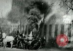 Standbild Feuerwehrleute reagiert auf Alarm Chicago Illinois USA, 1896, aus Sekunde 36 historischem Filmmaterial Videoclip 65675065305