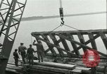 Image railroad bridge Wesel Allemagne, 1945, de la seconde 5 séquences d'archives historiques vidéo 65675065307