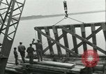 Image railroad bridge Wesel Allemagne, 1945, de la seconde 7 séquences d'archives historiques vidéo 65675065307