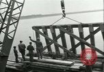 Image railroad bridge Wesel Allemagne, 1945, de la seconde 8 séquences d'archives historiques vidéo 65675065307