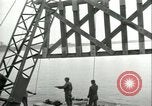 Image railroad bridge Wesel Allemagne, 1945, de la seconde 24 séquences d'archives historiques vidéo 65675065307