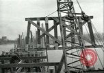 Image railroad bridge Wesel Allemagne, 1945, de la seconde 38 séquences d'archives historiques vidéo 65675065307