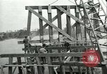 Image railroad bridge Wesel Allemagne, 1945, de la seconde 53 séquences d'archives historiques vidéo 65675065307