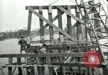 Image railroad bridge Wesel Allemagne, 1945, de la seconde 55 séquences d'archives historiques vidéo 65675065307