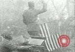 Image des troupes américaines célébrer Première Guerre Mondiale Armistice se terminant France, 1918, de la seconde 14 séquences d'archives historiques vidéo 65675065318
