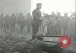 Image des troupes américaines célébrer Première Guerre Mondiale Armistice se terminant France, 1918, de la seconde 22 séquences d'archives historiques vidéo 65675065318