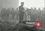 Image des troupes américaines célébrer Première Guerre Mondiale Armistice se terminant France, 1918, de la seconde 23 séquences d'archives historiques vidéo 65675065318