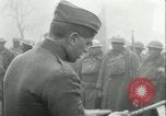 Image des troupes américaines célébrer Première Guerre Mondiale Armistice se terminant France, 1918, de la seconde 25 séquences d'archives historiques vidéo 65675065318