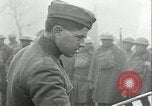Image des troupes américaines célébrer Première Guerre Mondiale Armistice se terminant France, 1918, de la seconde 26 séquences d'archives historiques vidéo 65675065318