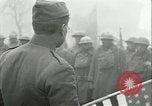 Image des troupes américaines célébrer Première Guerre Mondiale Armistice se terminant France, 1918, de la seconde 27 séquences d'archives historiques vidéo 65675065318