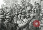 Image des troupes américaines célébrer Première Guerre Mondiale Armistice se terminant France, 1918, de la seconde 41 séquences d'archives historiques vidéo 65675065318