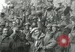Image des troupes américaines célébrer Première Guerre Mondiale Armistice se terminant France, 1918, de la seconde 61 séquences d'archives historiques vidéo 65675065318