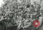 Image des troupes américaines célébrer Première Guerre Mondiale Armistice se terminant France, 1918, de la seconde 62 séquences d'archives historiques vidéo 65675065318