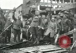 Immagine di Le truppe degli Stati Uniti celebra armistizio nel 1918 Remoiville Francia, 1918, secondo 23 filmato di repertorio 65675065321