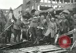 Immagine di Le truppe degli Stati Uniti celebra armistizio nel 1918 Remoiville Francia, 1918, secondo 24 filmato di repertorio 65675065321