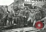 Immagine di Le truppe degli Stati Uniti celebra armistizio nel 1918 Remoiville Francia, 1918, secondo 25 filmato di repertorio 65675065321