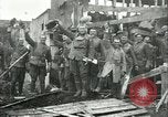 Immagine di Le truppe degli Stati Uniti celebra armistizio nel 1918 Remoiville Francia, 1918, secondo 26 filmato di repertorio 65675065321