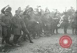 Immagine di Le truppe degli Stati Uniti celebra armistizio nel 1918 Remoiville Francia, 1918, secondo 29 filmato di repertorio 65675065321