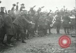 Immagine di Le truppe degli Stati Uniti celebra armistizio nel 1918 Remoiville Francia, 1918, secondo 30 filmato di repertorio 65675065321