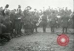 Immagine di Le truppe degli Stati Uniti celebra armistizio nel 1918 Remoiville Francia, 1918, secondo 32 filmato di repertorio 65675065321