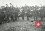 Immagine di Le truppe degli Stati Uniti celebra armistizio nel 1918 Remoiville Francia, 1918, secondo 33 filmato di repertorio 65675065321