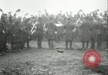 Immagine di Le truppe degli Stati Uniti celebra armistizio nel 1918 Remoiville Francia, 1918, secondo 35 filmato di repertorio 65675065321