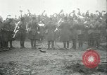 Immagine di Le truppe degli Stati Uniti celebra armistizio nel 1918 Remoiville Francia, 1918, secondo 37 filmato di repertorio 65675065321