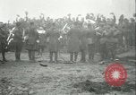 Immagine di Le truppe degli Stati Uniti celebra armistizio nel 1918 Remoiville Francia, 1918, secondo 38 filmato di repertorio 65675065321