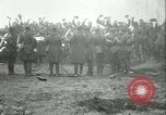 Immagine di Le truppe degli Stati Uniti celebra armistizio nel 1918 Remoiville Francia, 1918, secondo 39 filmato di repertorio 65675065321