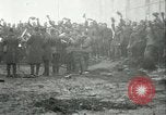 Immagine di Le truppe degli Stati Uniti celebra armistizio nel 1918 Remoiville Francia, 1918, secondo 43 filmato di repertorio 65675065321