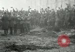 Immagine di Le truppe degli Stati Uniti celebra armistizio nel 1918 Remoiville Francia, 1918, secondo 45 filmato di repertorio 65675065321
