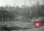 Immagine di Le truppe degli Stati Uniti celebra armistizio nel 1918 Remoiville Francia, 1918, secondo 46 filmato di repertorio 65675065321