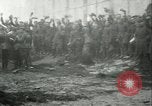 Immagine di Le truppe degli Stati Uniti celebra armistizio nel 1918 Remoiville Francia, 1918, secondo 48 filmato di repertorio 65675065321