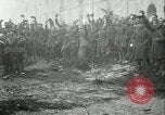 Immagine di Le truppe degli Stati Uniti celebra armistizio nel 1918 Remoiville Francia, 1918, secondo 49 filmato di repertorio 65675065321