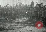 Immagine di Le truppe degli Stati Uniti celebra armistizio nel 1918 Remoiville Francia, 1918, secondo 52 filmato di repertorio 65675065321
