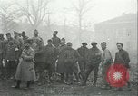 Immagine di Le truppe degli Stati Uniti celebra armistizio nel 1918 Remoiville Francia, 1918, secondo 53 filmato di repertorio 65675065321