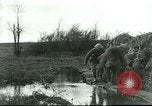 Standbild US Army Brände Französisch 75mm Field Gun Ersten Weltkrieg Beaumont Frankreich, 1918, aus Sekunde 8 historischem Filmmaterial Videoclip 65675065334