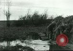 Standbild US Army Brände Französisch 75mm Field Gun Ersten Weltkrieg Beaumont Frankreich, 1918, aus Sekunde 9 historischem Filmmaterial Videoclip 65675065334