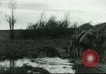 Standbild US Army Brände Französisch 75mm Field Gun Ersten Weltkrieg Beaumont Frankreich, 1918, aus Sekunde 10 historischem Filmmaterial Videoclip 65675065334