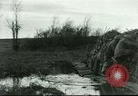 Standbild US Army Brände Französisch 75mm Field Gun Ersten Weltkrieg Beaumont Frankreich, 1918, aus Sekunde 11 historischem Filmmaterial Videoclip 65675065334
