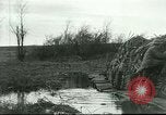Standbild US Army Brände Französisch 75mm Field Gun Ersten Weltkrieg Beaumont Frankreich, 1918, aus Sekunde 12 historischem Filmmaterial Videoclip 65675065334