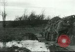 Standbild US Army Brände Französisch 75mm Field Gun Ersten Weltkrieg Beaumont Frankreich, 1918, aus Sekunde 13 historischem Filmmaterial Videoclip 65675065334