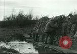 Standbild US Army Brände Französisch 75mm Field Gun Ersten Weltkrieg Beaumont Frankreich, 1918, aus Sekunde 16 historischem Filmmaterial Videoclip 65675065334